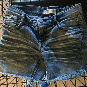 Size 8 LEI Gabby Lowrise shorts